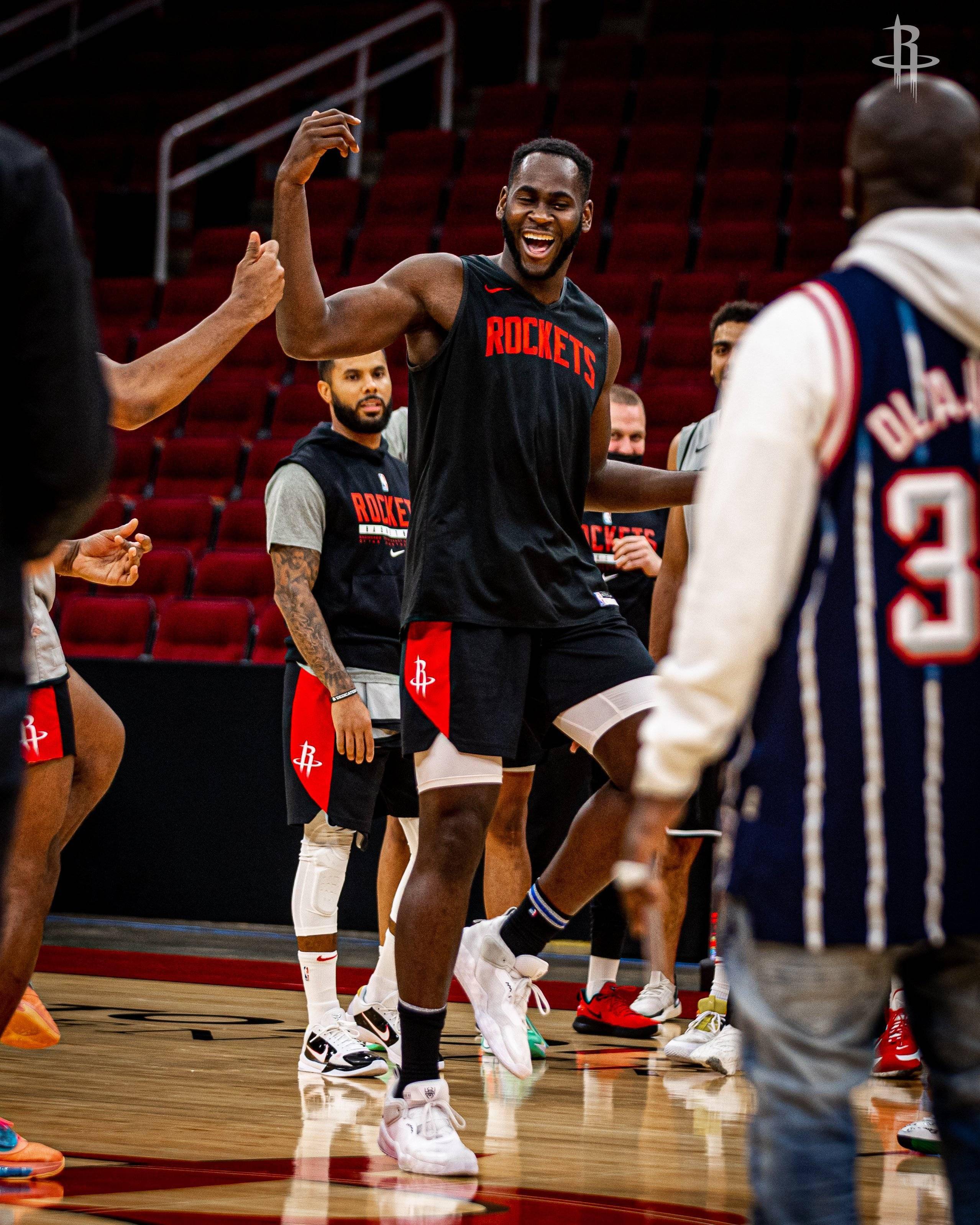 圣安东尼奥马刺训练开放日，国际比赛日调整名单引欢呼，德国杯在即，细节决定成败的简单介绍